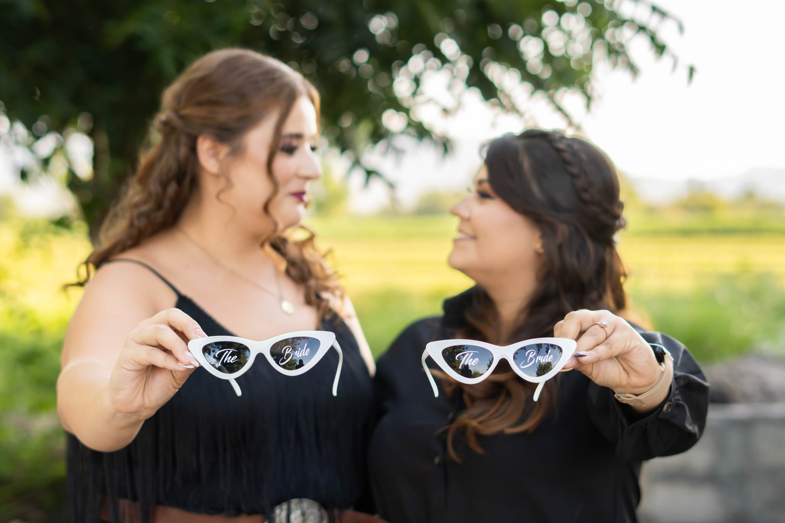 Detalle: lentes con la palabra The Bride